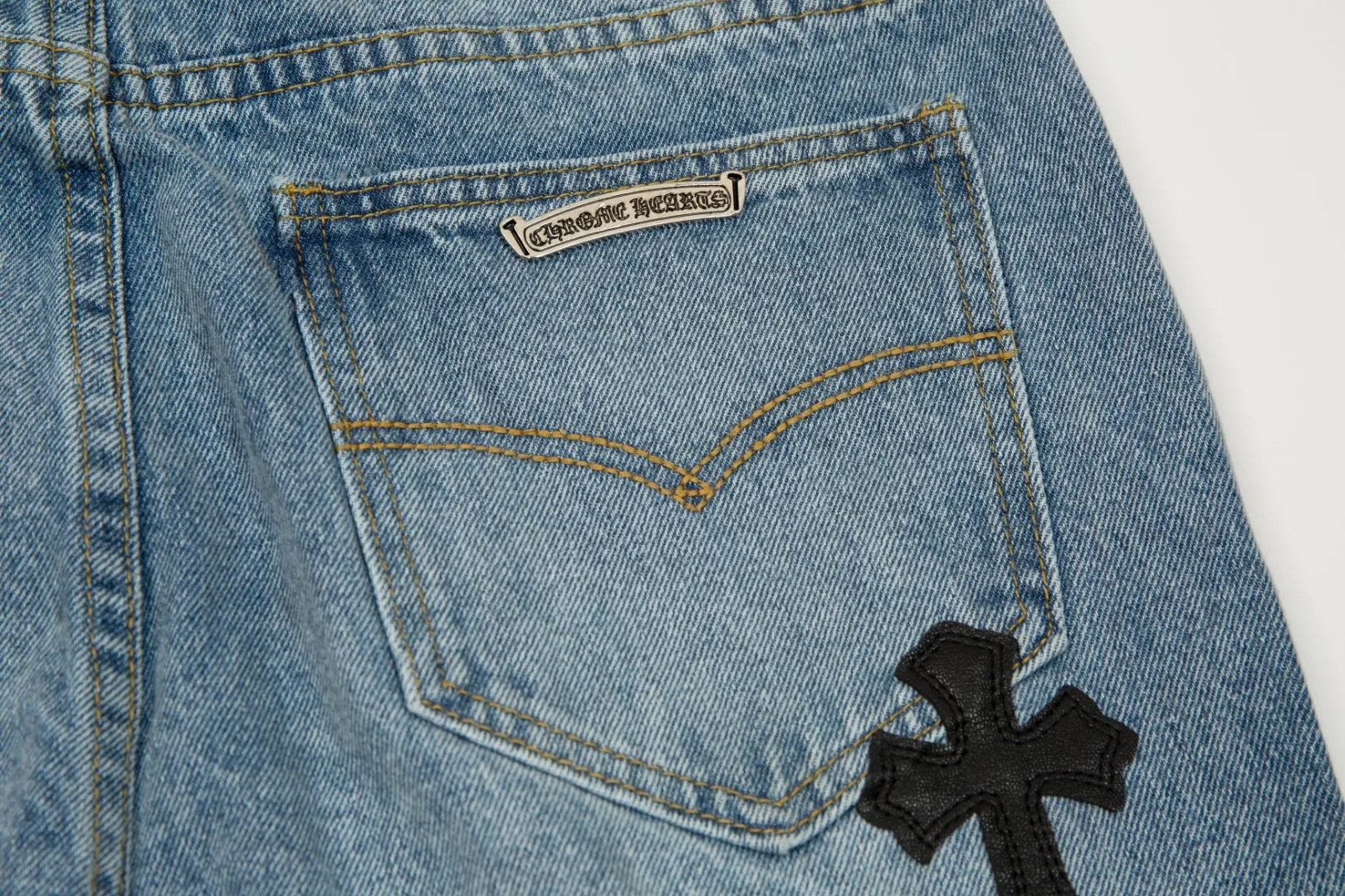 KE905#P230 The only correct leather label version on the market Chrome Hearts CH Cross embroidery distressed jeans Top ceiling quality 100% correct version The correct version is here!  Believe me this must be the best quality you will ever come across! ! Excellent value for money! !  Styles with different washes and textures are very friendly to people with thin legs and thick legs. The straight version is very flattering to the shape of the legs. The moderate length is timeless and easy to match. It is the basis of various styles and a must-have in the wardrobe! ! Add a little stacking to easily control the clean fit trend that has exploded this year. The fabric is stiff but also makes the upper body soft without losing texture. The sides and cuffs of some styles have a bone-wash effect. The vintage flavor pops up all at once. It’s really hard not to love it! ✅Correctly customize the Croxin metal leather label on the back panel. It is not sold directly with the cross on the finished jeans. 1:1 copying strives for excellence and the details are perfectly grasped. ✅The cross leather label is clear and smooth. Exquisite turning top craftsmanship. ✅Buttons, zippers and hardware are all customized versions of the Croxin LOGO. ✅High-cost washing process. Size: 28 30 32 34 36 (5 sizes)